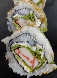 sushi met surimi rolletje 