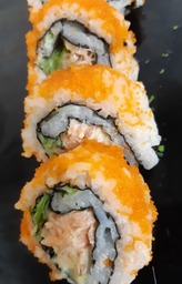 sushi rolletje met warm gerookte zalm