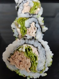 sushi rolletje met gekookte tonijn 