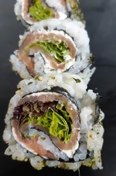 sushi rolletje met gerookte zalm en roomkaas