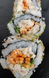 sushi rolletje met makreel