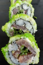 sushi rolletje met verse tonijn